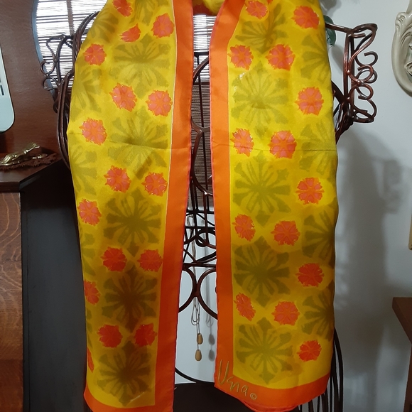 Vena Scarf - Picture 2 of 3